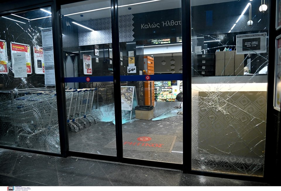 Ζημιές από την καταδρομική επίθεση κουκουλοφόρων στην Κυψέλη -Φωτογραφία: Intimenews/ΒΛΑΣΣΟΠΟΥΛΟΥ ΙΣΜΗΝΗ