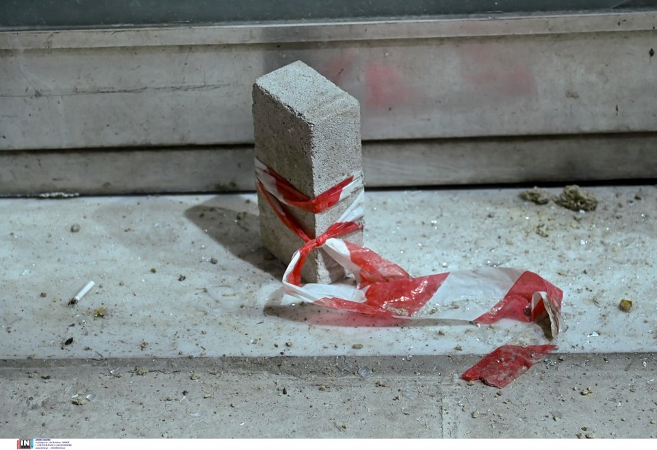 Ζημιές από την καταδρομική επίθεση κουκουλοφόρων στην Κυψέλη -Φωτογραφία: Intimenews/ΒΛΑΣΣΟΠΟΥΛΟΥ ΙΣΜΗΝΗ