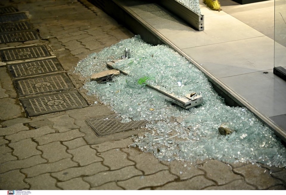 Ζημιές από την καταδρομική επίθεση κουκουλοφόρων στην Κυψέλη -Φωτογραφία: Intimenews/ΒΛΑΣΣΟΠΟΥΛΟΥ ΙΣΜΗΝΗ