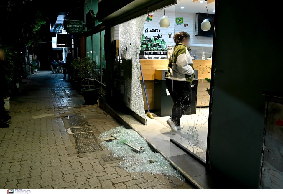 Ζημιές από την καταδρομική επίθεση κουκουλοφόρων στην Κυψέλη -Φωτογραφία: Intimenews/ΒΛΑΣΣΟΠΟΥΛΟΥ ΙΣΜΗΝΗ