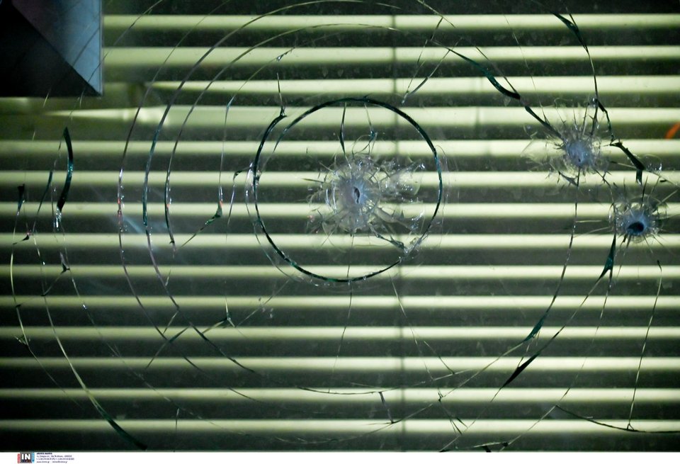 Ζημιές από την καταδρομική επίθεση κουκουλοφόρων στην Κυψέλη -Φωτογραφία: Intimenews/ΒΛΑΣΣΟΠΟΥΛΟΥ ΙΣΜΗΝΗ