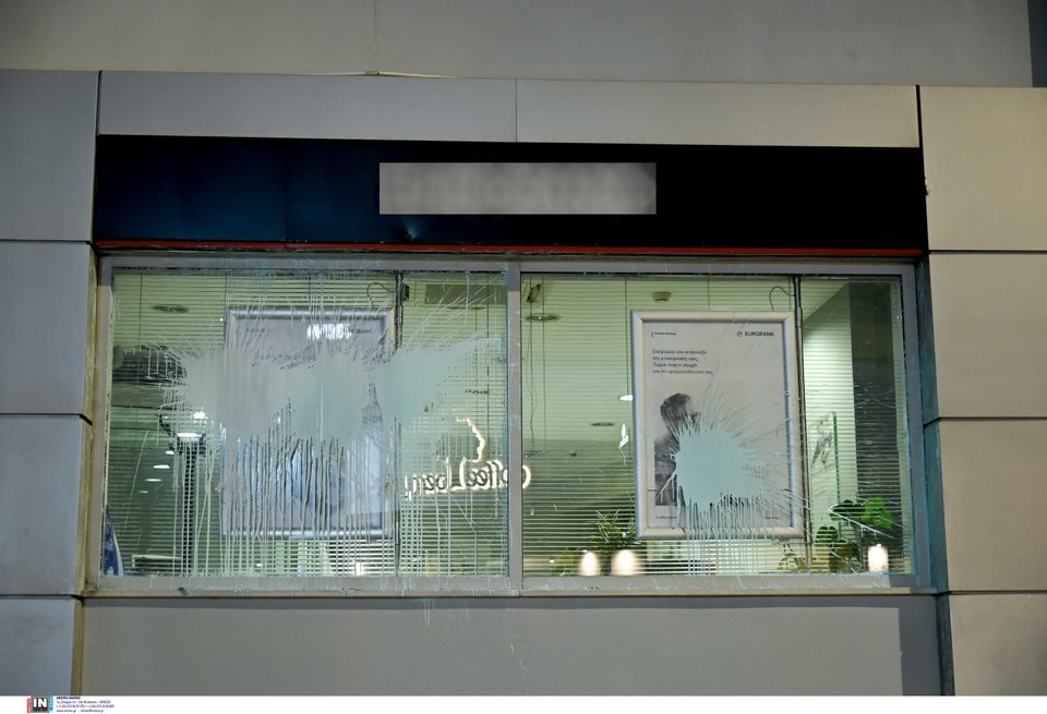 Ζημιές από την καταδρομική επίθεση κουκουλοφόρων στην Κυψέλη -Φωτογραφία: Intimenews/ΒΛΑΣΣΟΠΟΥΛΟΥ ΙΣΜΗΝΗ