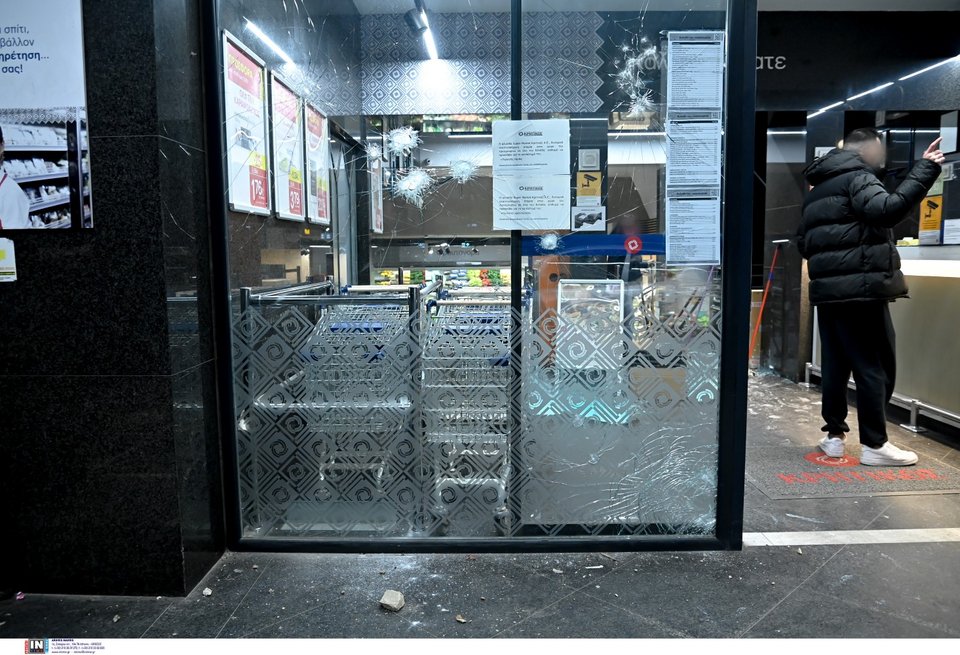 Ζημιές από την καταδρομική επίθεση κουκουλοφόρων στην Κυψέλη -Φωτογραφία: Intimenews/ΒΛΑΣΣΟΠΟΥΛΟΥ ΙΣΜΗΝΗ