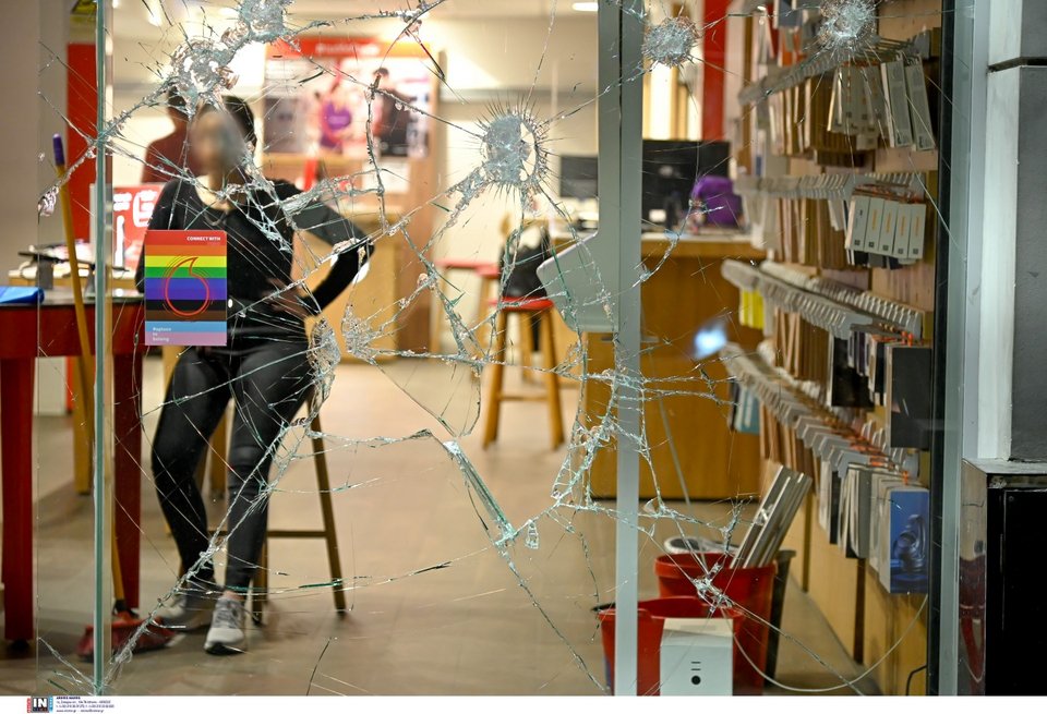 Ζημιές από την καταδρομική επίθεση κουκουλοφόρων στην Κυψέλη -Φωτογραφία: Intimenews/ΒΛΑΣΣΟΠΟΥΛΟΥ ΙΣΜΗΝΗ