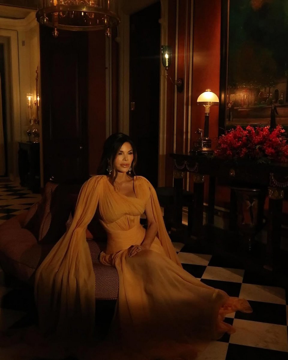 H Λόρεν Σάντσεζ με ροδακινί φόρεμα