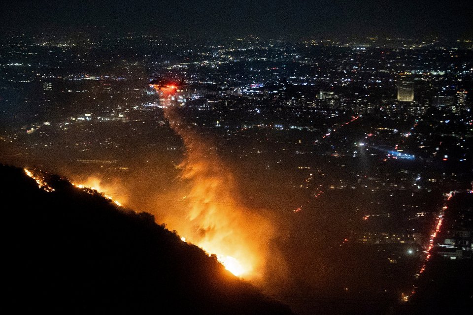 Ελικόπτερο ρίχνει νερό στο Hollywood Hills του Λος Άντζελες, την Τετάρτη 8 Ιανουαρίου © AP Photo/Ethan Swope