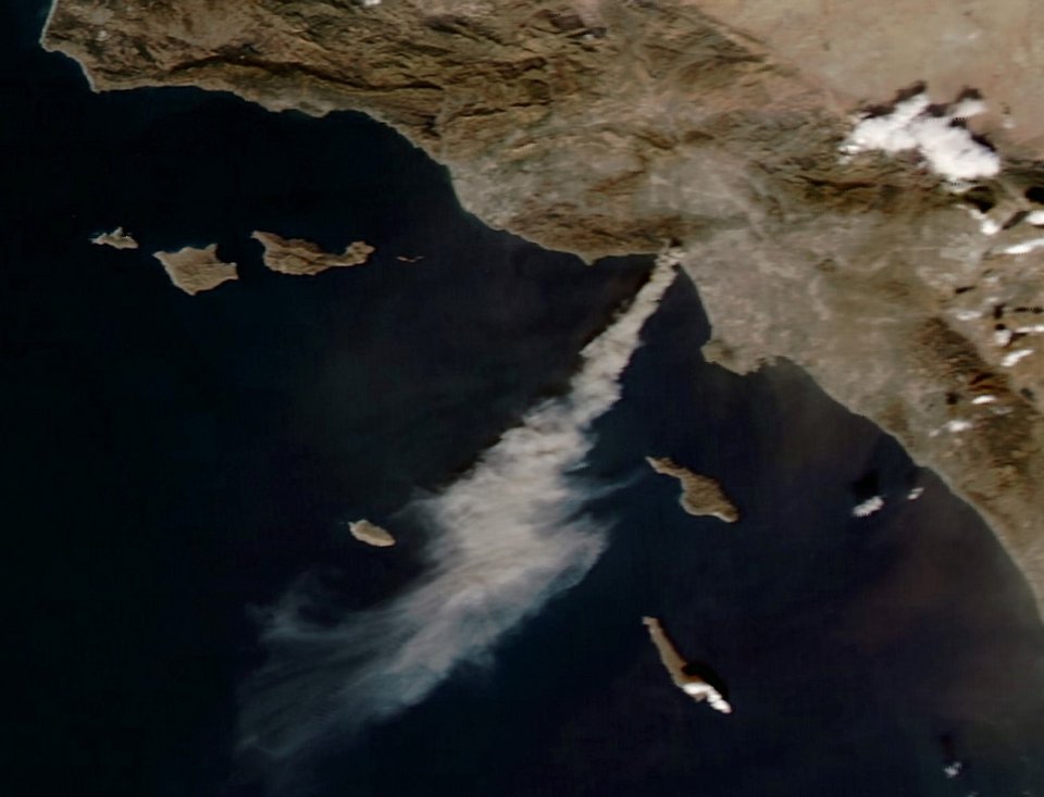 Εικόνα που έδωσε στη δημοσιότητα η NASA δείχνει τον καπνό από ψηλά