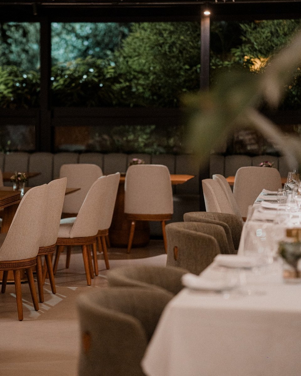 Η σάλα του εστιατορίου Λυκόβρυση στη Γλυφάδα. 