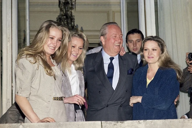 O Λεπέν με τις κόρες του (από αριστερά) Μαρίν, Γιάν και Μαρί-Καρολίν, το 1988 / Φωτό: ΑΡ