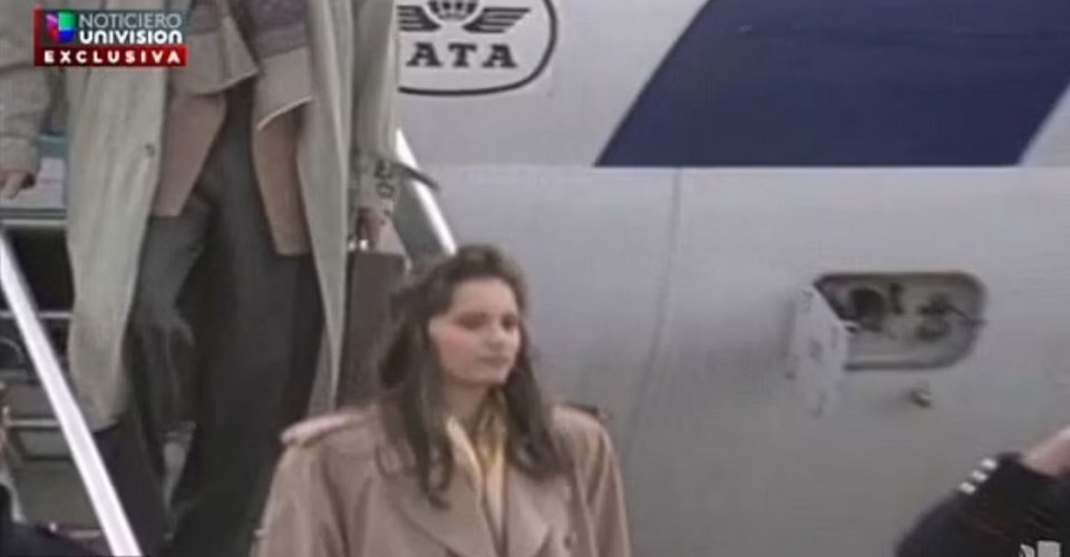 Η Μελάνια Τραμπ κατεβαίνοντας από το αεροπλάνο και κατευθυνόμενη στο Καπιτώλιο για την ορκωμοσία της