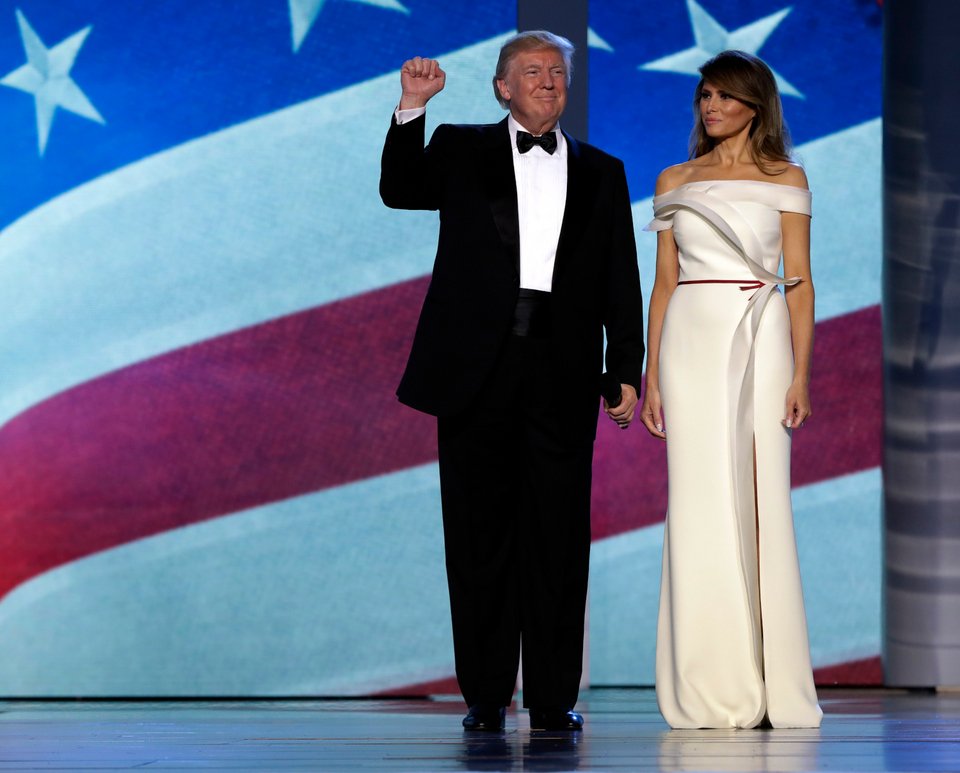 Με λευκό φόρεμα εμφανίστηκε στον χορό της ορκωμοσίας η Μελάνια Τραμπ το 2017