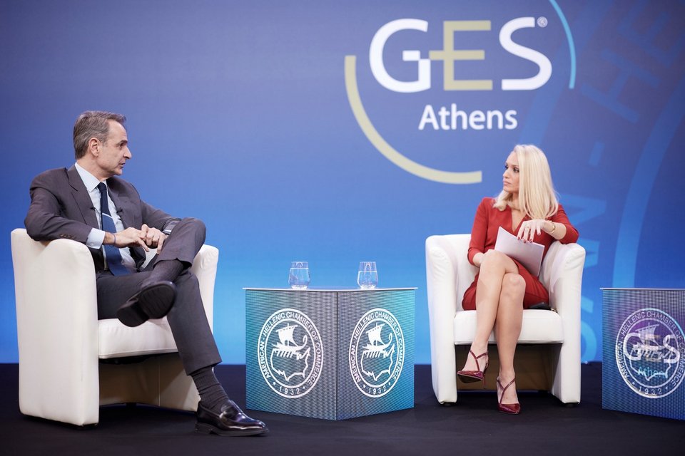 Ο πρωθυπουργός με τη συντονίστρια της συζήτησης, Κατερίνα Παναγοπούλου / Φωτογραφία: Δημήτρης Παπαμήτσος/Γρ. Τύπου Πρωθυπουργού