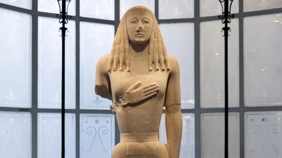 Μαρμάρινο άγαλμα κολοσσικής Κόρης από τη Θήρα, 600-575 π.Χ. (;) Φωτο Πάρις Ταβιτιάν © Μουσείο Κυκλαδικής Τέχνης