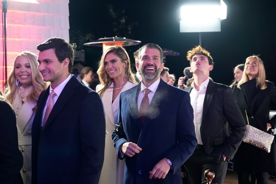 Στην εκδήλωση ήταν και άλλα μέλη της οικογένειας, όπως ο Ντόναλντ Τραμπ Τζούνιορ με τη σύντροφό του Μπετίνα Άντερσον, αλλά και η Τίφανι Τραμπ με τον σύζυγό της