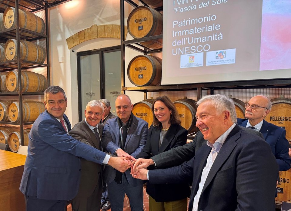 Οι συμμετέχοντες στο Δίκτυο Ευρωπαϊκών Οινοπαραγωγικών Περιοχών Ενδυναμωμένων Οίνων μετά την υπογραφή του μνημονίου συνεργασίας. Διακρίνονται από αριστερά: Dario Cartabellotta (Γενικός Διευθυντής Αγροτικής Ανάπτυξης Π.Ε. Σικελίας), Stefano Pellegrino (Περιφερειακός Σύμβουλος), Γιάννης Σκούτας (Πρόεδρος ΕΟΣ Σάμου), Carmen Aumesquet (Εκπρόσωπος Jerez), Diego Maggio (Νομικός Σύμβουλος) και Benedetto Renda (Εκπρόσωπος Marsala).