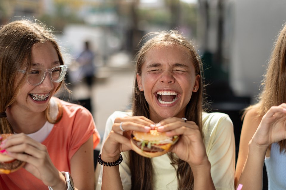 παιδιά τρώνε burgers και γελάνε