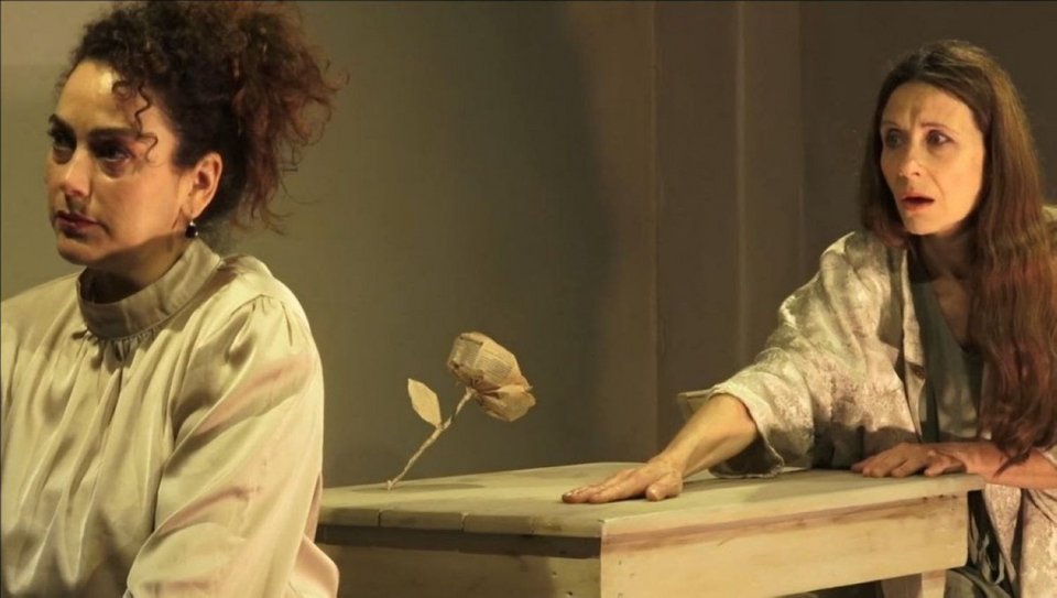 Στον κάτω χώρο του φούρνου θα δεις θέατρο. Τρεις ηθοποιοί (Ευαγγελία Καπόγιαννη, Μίνα Δαφνομήλη, Έλενα Αρβανίτη) παρουσιάζουν την παράσταση «Μήπως υπάρχει κάτι που δεν είδες;»