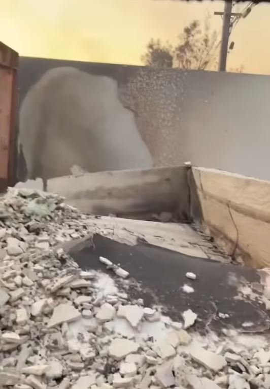 Συντρίμμια άφησε πίσω της η φωτιά από το πέρασμά της στο σπίτι της Πάρις Χίλτον
