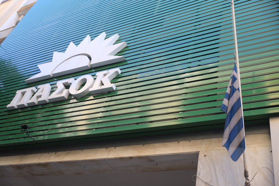 Μεσίστια κυματίζει η σημαία έξω από τα γραφεία του ΠΑΣΟΚ