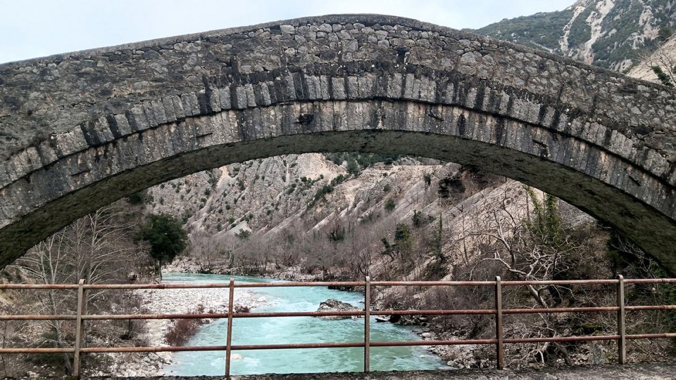 Το πέτρινο γεφύρι της Πολιτσάς στα Τζουμέρκα