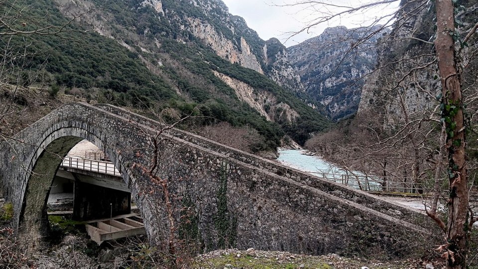 Το πέτρινο γεφύρι της Πολιτσάς στα Τζουμέρκα