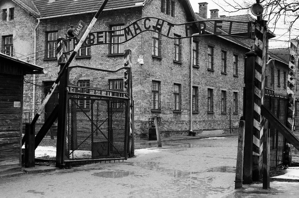 Toν Σεπτέμβριο του 1940 ο Pilecki θα περνούσε τις πύλες με την επιγραφή «Arbeit Macht Frei» / PEXELS