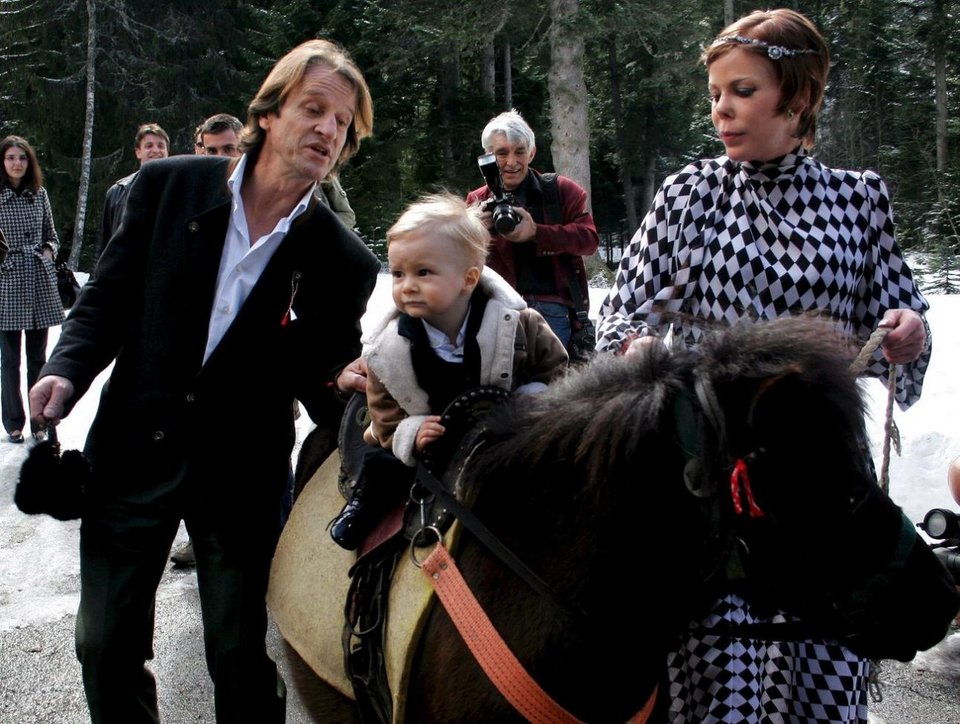 Η πριγκίπισσα Καλίνα με τον σύζυγό της και τον γιο της σε μικρότερη ηλικία