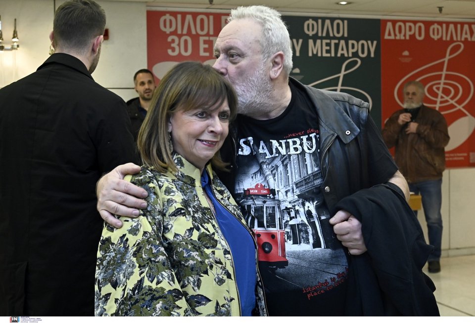 Ο Γρηγόρης Ψαριανός αγκαλιάζει τρυφερά και φιλά την Πρόεδρο της Δημοκρατίας Κατερίνα Σακελλαροπούλου / Φωτογραφία: Intimenews/ΒΛΑΣΣΟΠΟΥΛΟΥ ΙΣΜΗΝΗ 