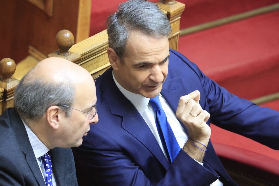 Ο ΥΠΟΙΚ Κωστής Χατζηδάκης με τον πρωθυπουργό Κυριάκο Μητσοτάκη