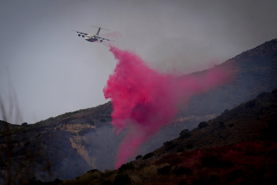 Ρίψη του Phos-Chek στις φωτιές του Λος Άντζελες / Φωτογραφία: AP