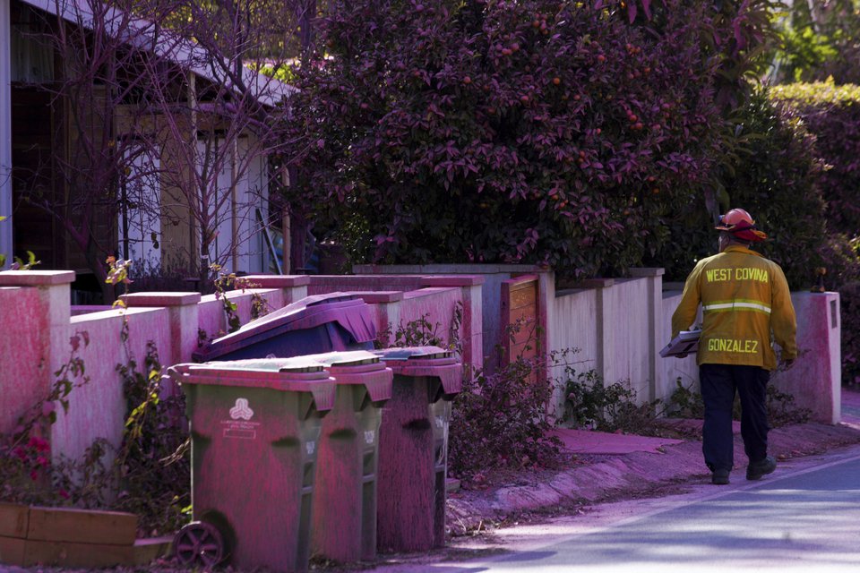 Σπίτια έγιναν ροζ από τα πυρίμαχα χημικά που έριξαν τα αεροπλάνα / Φωτογραφία AP