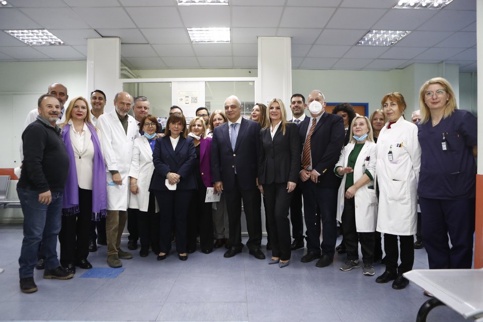 H Κατερίνα Σακελλαροπούλου με γιατρούς στο Σισμανόγλειο / Φωτογραφία: Eurokinissi