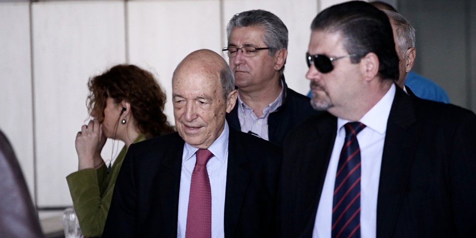 Ο Κώστας Σημίτης με τον «φύλακα-άγγελό του» Θανάση Φιλιππόπουλο