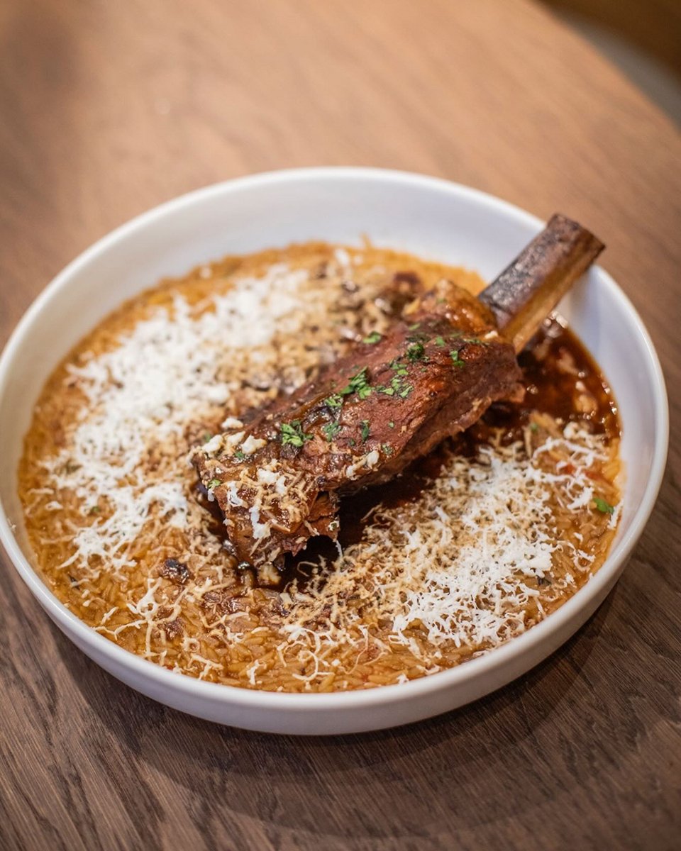 Γιουβέτσι με short ribs από τον σεφ Θωμά Μάτσα στη Striggla, τη νέα viral γαστροταβέρνα των Βορείων Προαστίων / Φωτογραφία: Μαρία Μαράκη via striggla_restaurant/Instagram