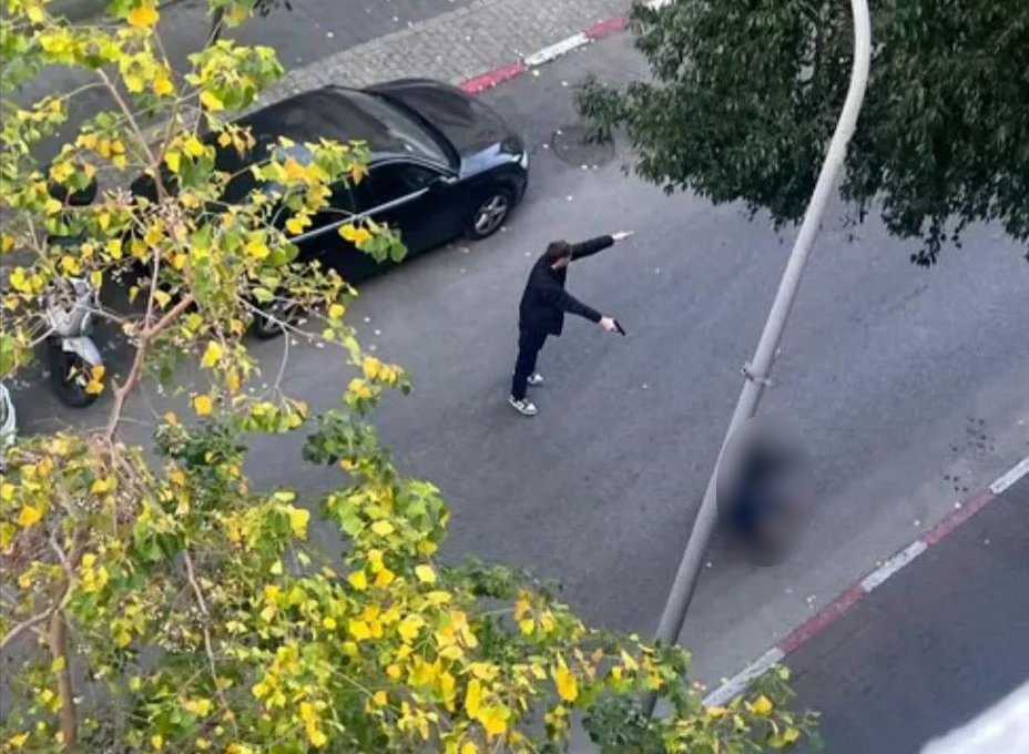 Η στιγμή που εξοντώνεται ο δράστης της τρομοκρατικής επίθεσης / Φωτογραφία: X