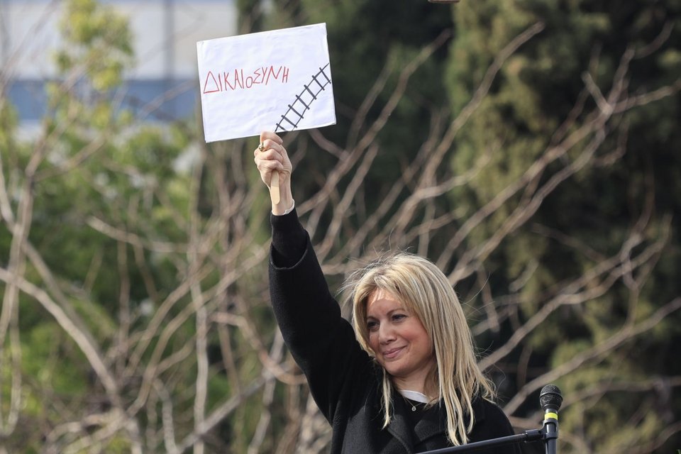 Στο Σύνταγμα η Μαρία Καρυστιανού, πρόεδρος του Συλλόγου Θυμάτων των Τεμπών, η οποία έχασε στο δυστύχημα την κόρη της Μάρθη.