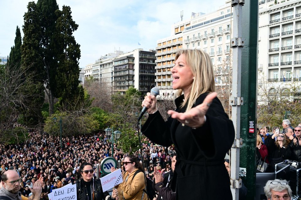 Η Μαρία Καρυστιανού και άλλοι συγγενείς θυμάτων απευθύνθηκαν στους συγκεντρωμένους ευχαριστώντας για την παρουσία τους και στέλνοντας το δικό τους μήνυμα για δικαίωση