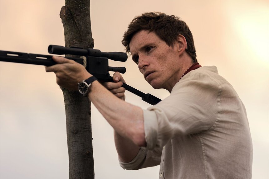 Ο Eddie Redmayne στο ρόλο του Τσακαλιού στη σειρά The Day of The Jackal