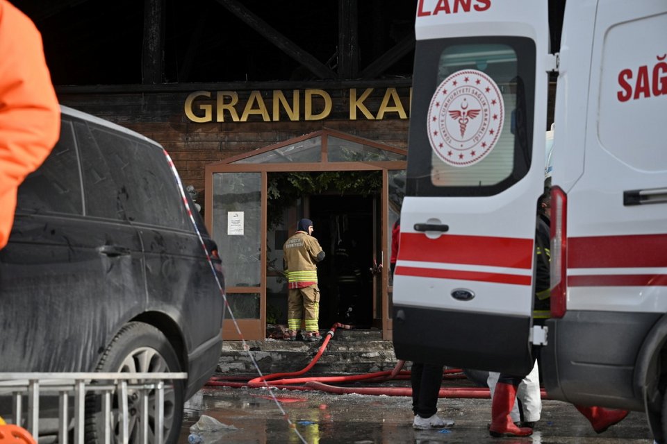 Ασθενοφόρα και πλήρωμα πυροσβεστικής στο ξενοδοχείο όπου ξέσπασε η φωτιά