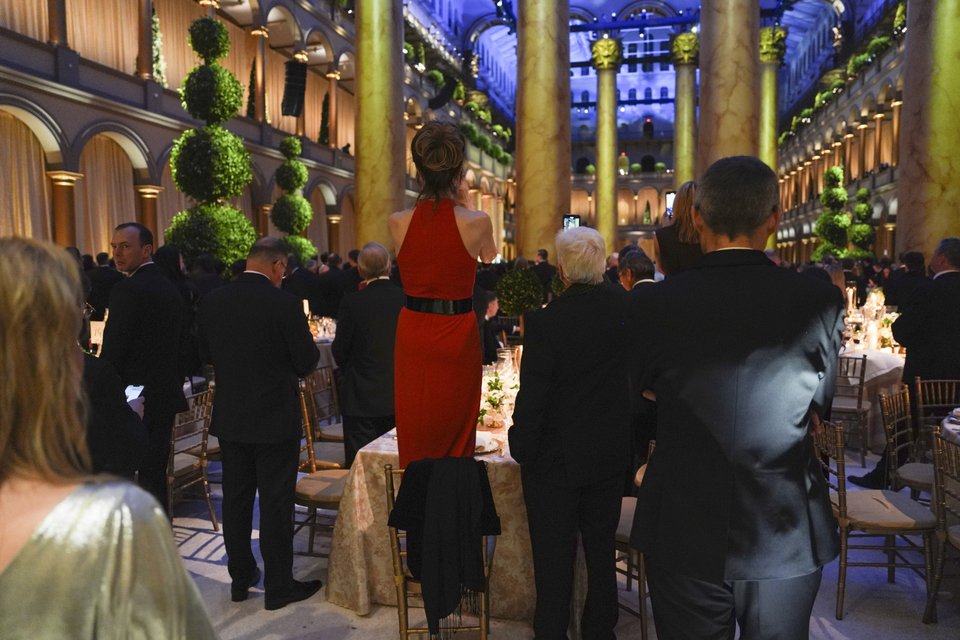 Οι επισκέπτες ακούν καθώς ο εκλεγμένος πρόεδρος Ντόναλντ Τραμπ μιλάει σε δείπνο στο Μουσείο Κτιρίων, την Κυριακή 19 Ιανουαρίου 2025, στην Ουάσιγκτον / Φωτογραφία: AP Photo/Evan Vucci