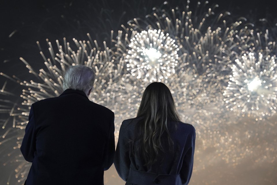 Ο εκλεγμένος πρόεδρος Ντόναλντ Τραμπ, η Μελάνια Τραμπ και η οικογένειά τους παρακολουθούν πυροτεχνήματα στο Εθνικό Γκολφ Λέσχη Τραμπ, στο Στέρλινγκ της Βιρτζίνια, λίγα 24ωρα πριν την ορκωμοσία / Φωτογραφία: AP Photo/Alex Brandon