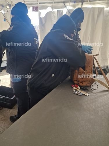 Άνδρες ασφαλείας έψαχναν τα πάντα μέσα στις τσάντες / iefimerida.gr
