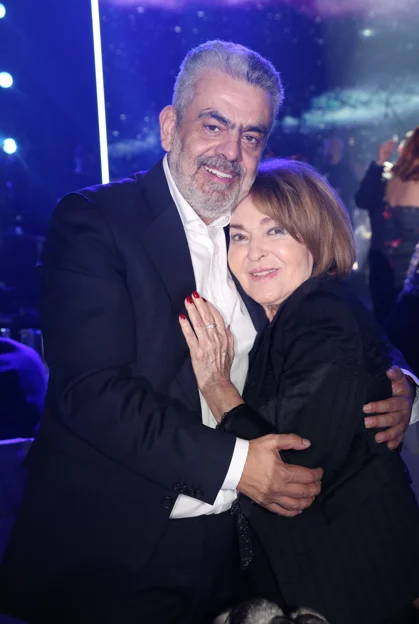 Ο δημοσιογράφος Χρήστος Μπάρλας και η κ. Νανά Καράτζη