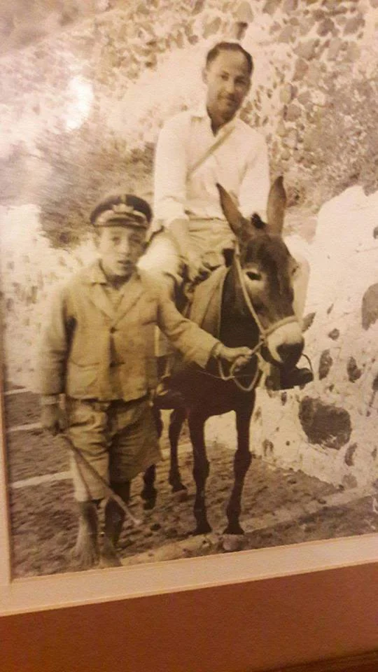 Ο μικρός Ιωακείμ μεταφέρει τουρίστες από το λιμάνι Φάρων στα Φηρά .