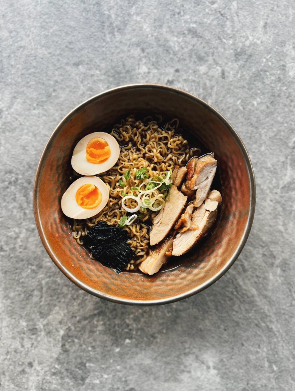 H ράμεν με κοτόπουλο και αυγό σόγιας