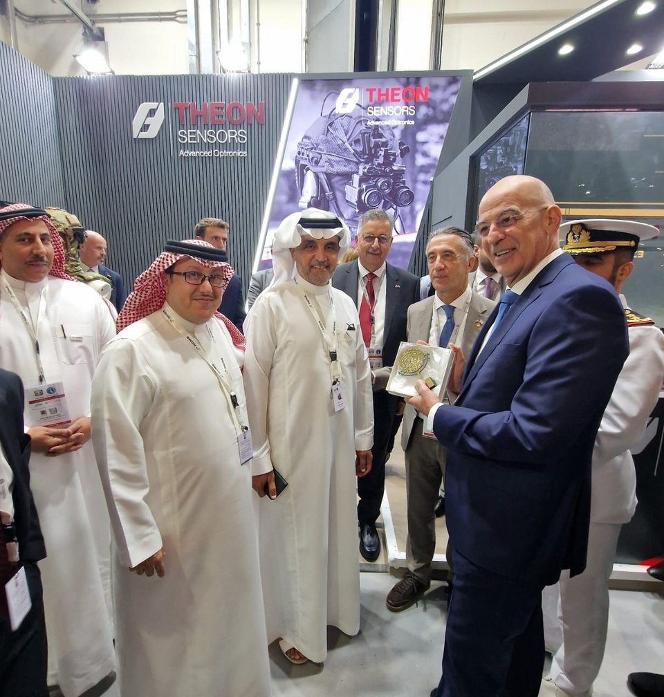 Ο Υπουργός Άμυνας Νίκος Δένδιας κατά την επίσκεψή του στο περίπτερο της THEON. Η THEON υποδέχθηκε επίσης τον κ. Ali Al Ashban, CEO της NCMS, και τον κ. Fahad Alessa, Chief Commercial & Product Development Officer της NCMS, εταιρία με την οποία η THEON διαθέτει μακροχρόνια στρατηγική συνεργασία.