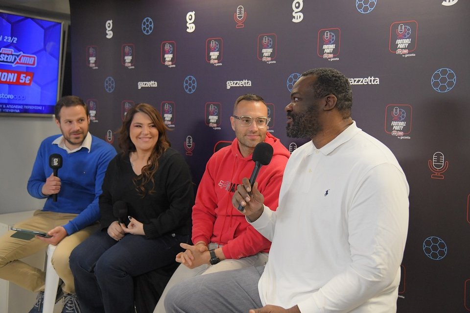 Ο δημοσιογράφος του Gazzetta Γιάννης Σαπουντζάκης με τους Κατερίνα Ζαρίφη, Κώστα Φραγκολιά και Σοφοκλή Σχορτσιανίτη 