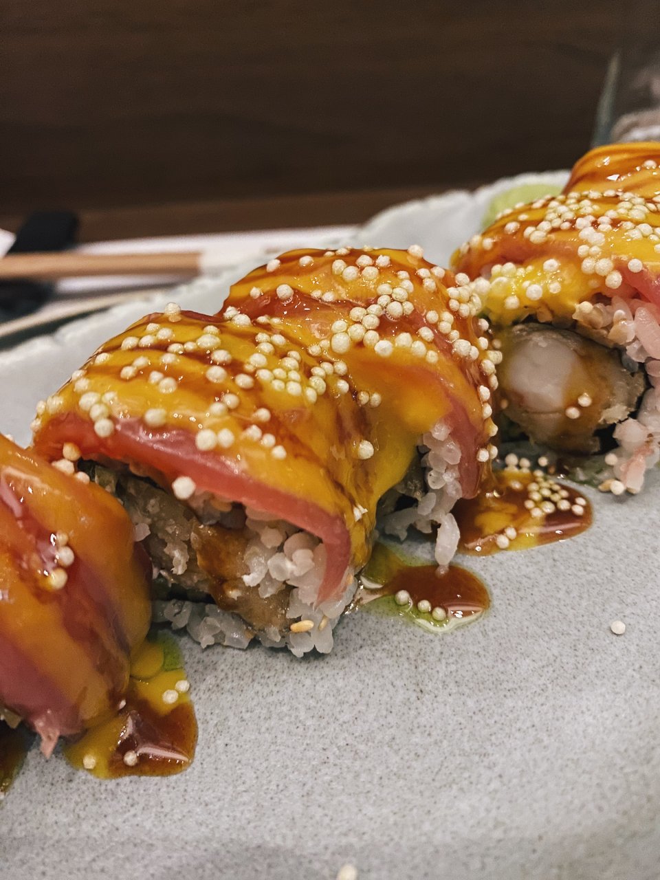 Sushi rolls με χέλι και γαρίδα τεμπούρα
