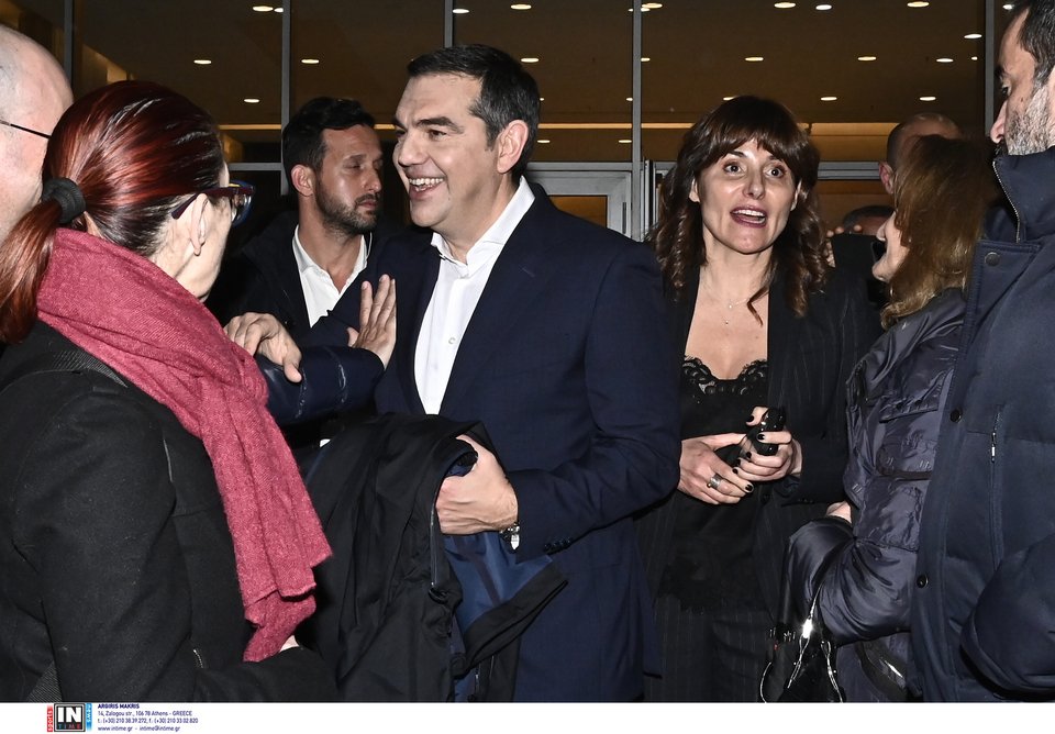 Ο Αλέξης Τσίπρας και η Μπέττυ Μπαζιάνα αποχωρούν από το χώρο της εκδήλωσης