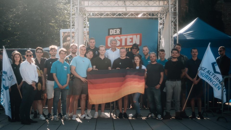 Η «Εναλλακτική για τη Γερμανία» [AfD] καταγράφει σταθερά τη δεύτερη θέση στις δημοσκοπήσεις στη Γερμανία για περισσότερο από ενάμιση χρόνο / Facebook / AfD Thuringen 
